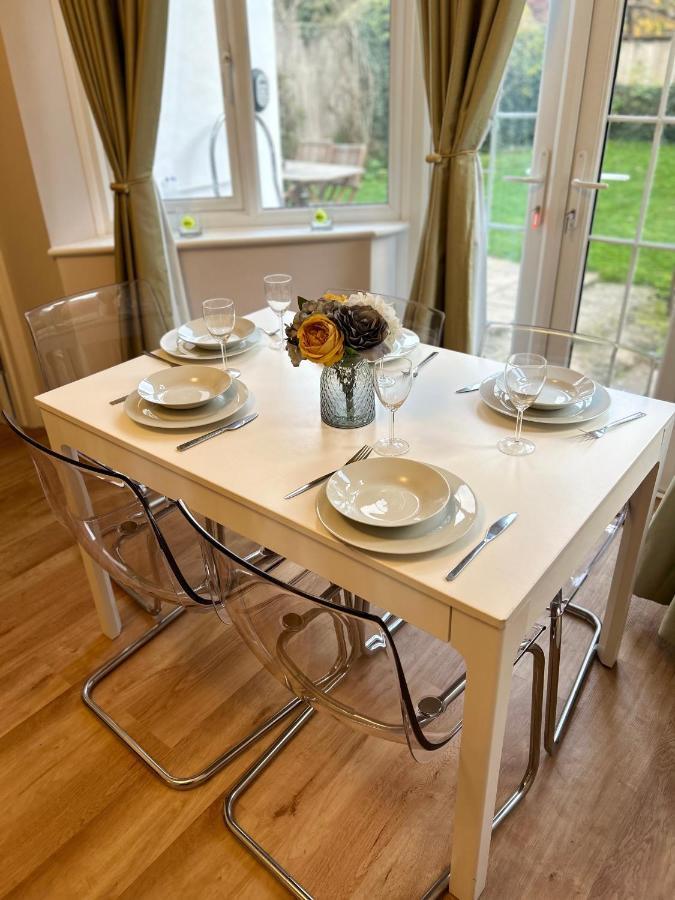 Lovely Garden Apartment In Wimbledon Town Centre With Private Parking By Wimbledon Holiday Lets Londra Exterior foto