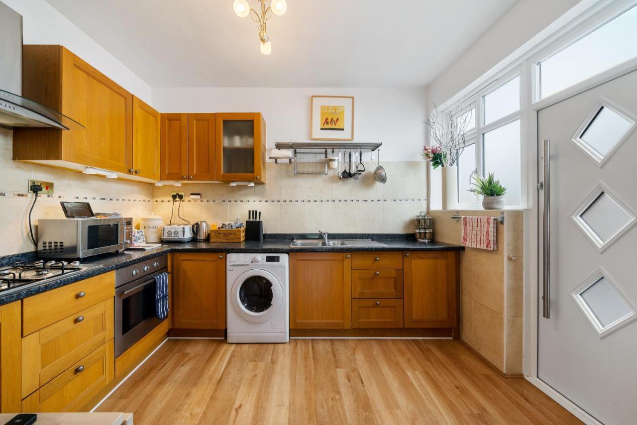 Lovely Garden Apartment In Wimbledon Town Centre With Private Parking By Wimbledon Holiday Lets Londra Exterior foto