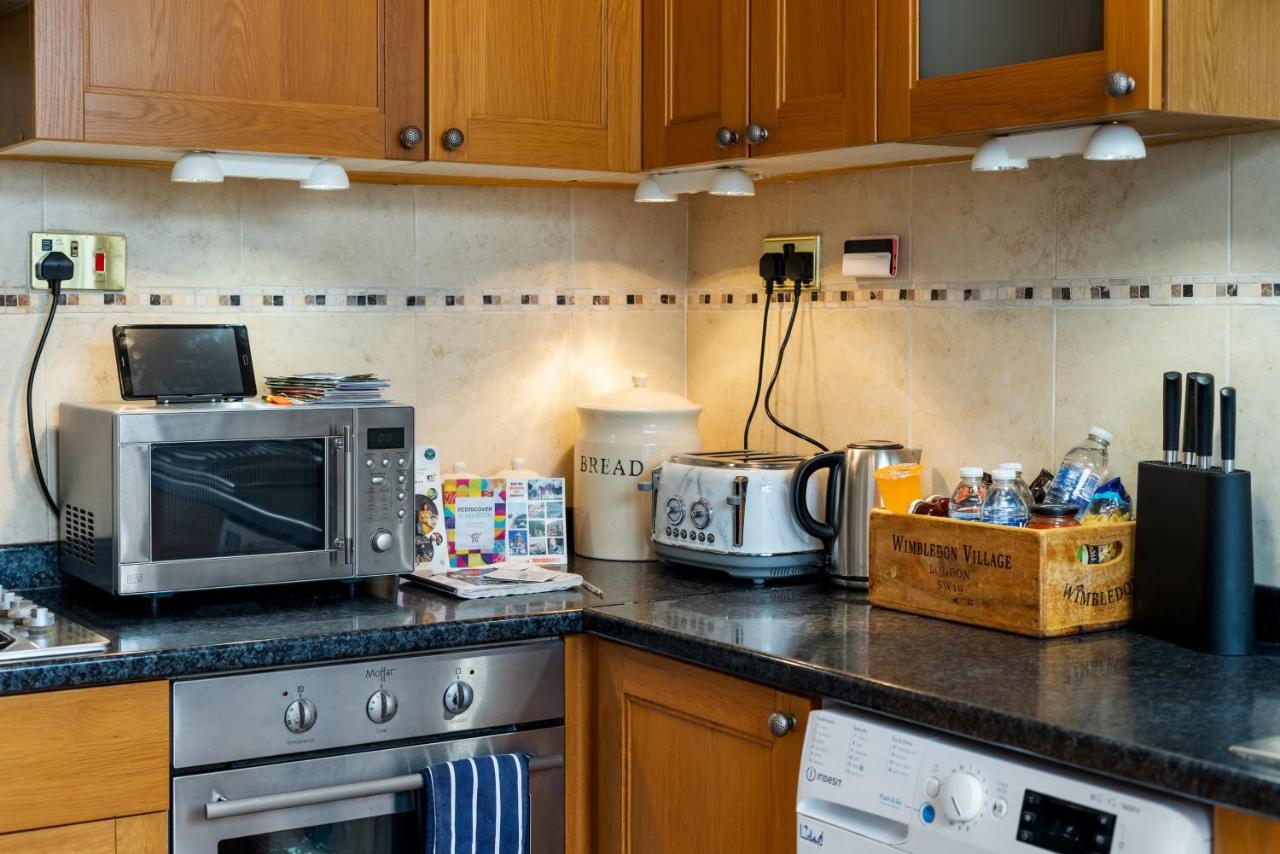 Lovely Garden Apartment In Wimbledon Town Centre With Private Parking By Wimbledon Holiday Lets Londra Exterior foto