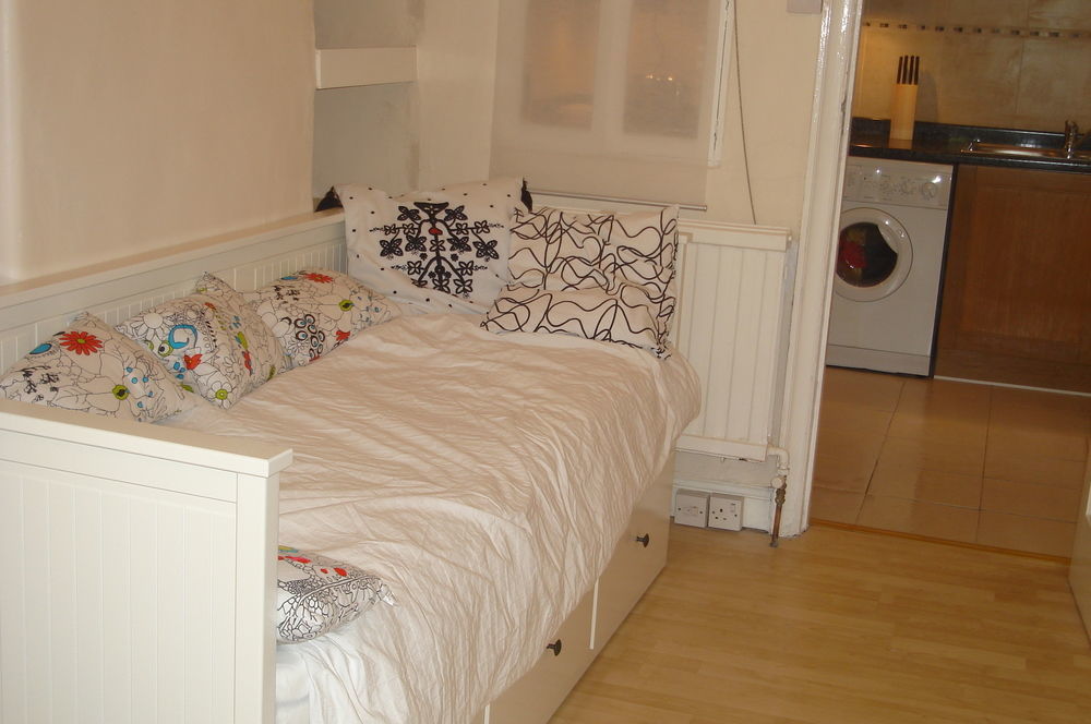 Lovely Garden Apartment In Wimbledon Town Centre With Private Parking By Wimbledon Holiday Lets Londra Exterior foto
