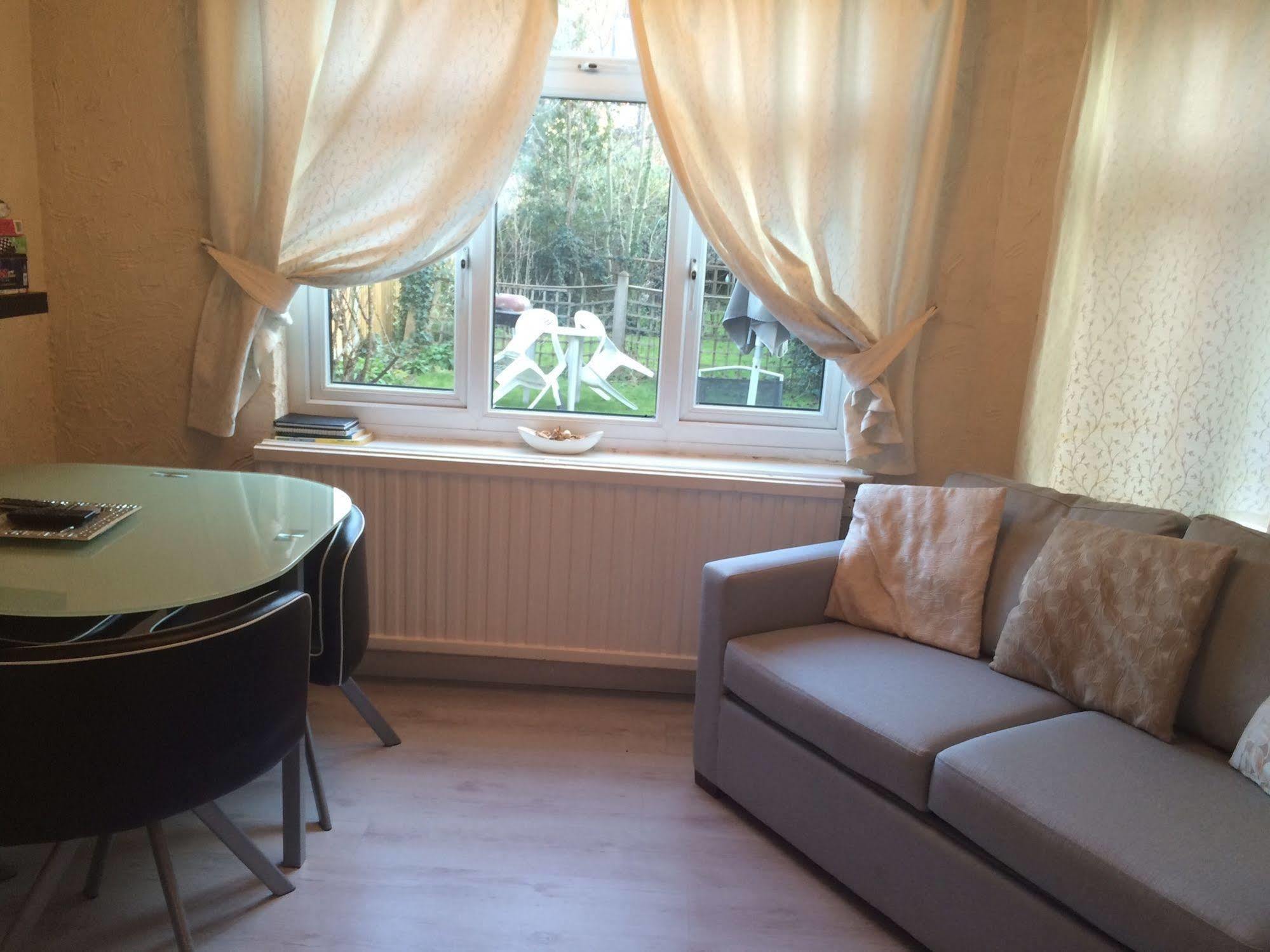 Lovely Garden Apartment In Wimbledon Town Centre With Private Parking By Wimbledon Holiday Lets Londra Exterior foto