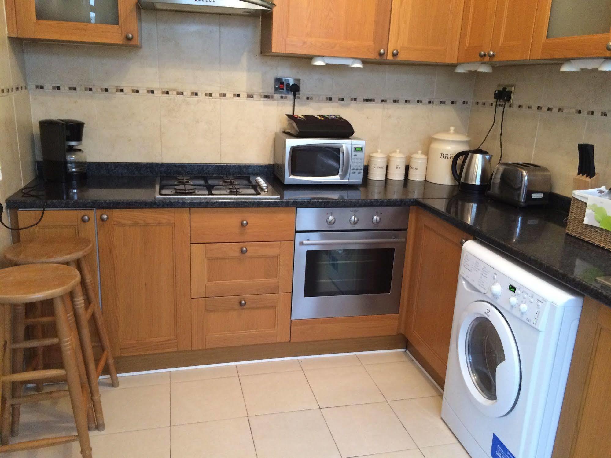 Lovely Garden Apartment In Wimbledon Town Centre With Private Parking By Wimbledon Holiday Lets Londra Exterior foto