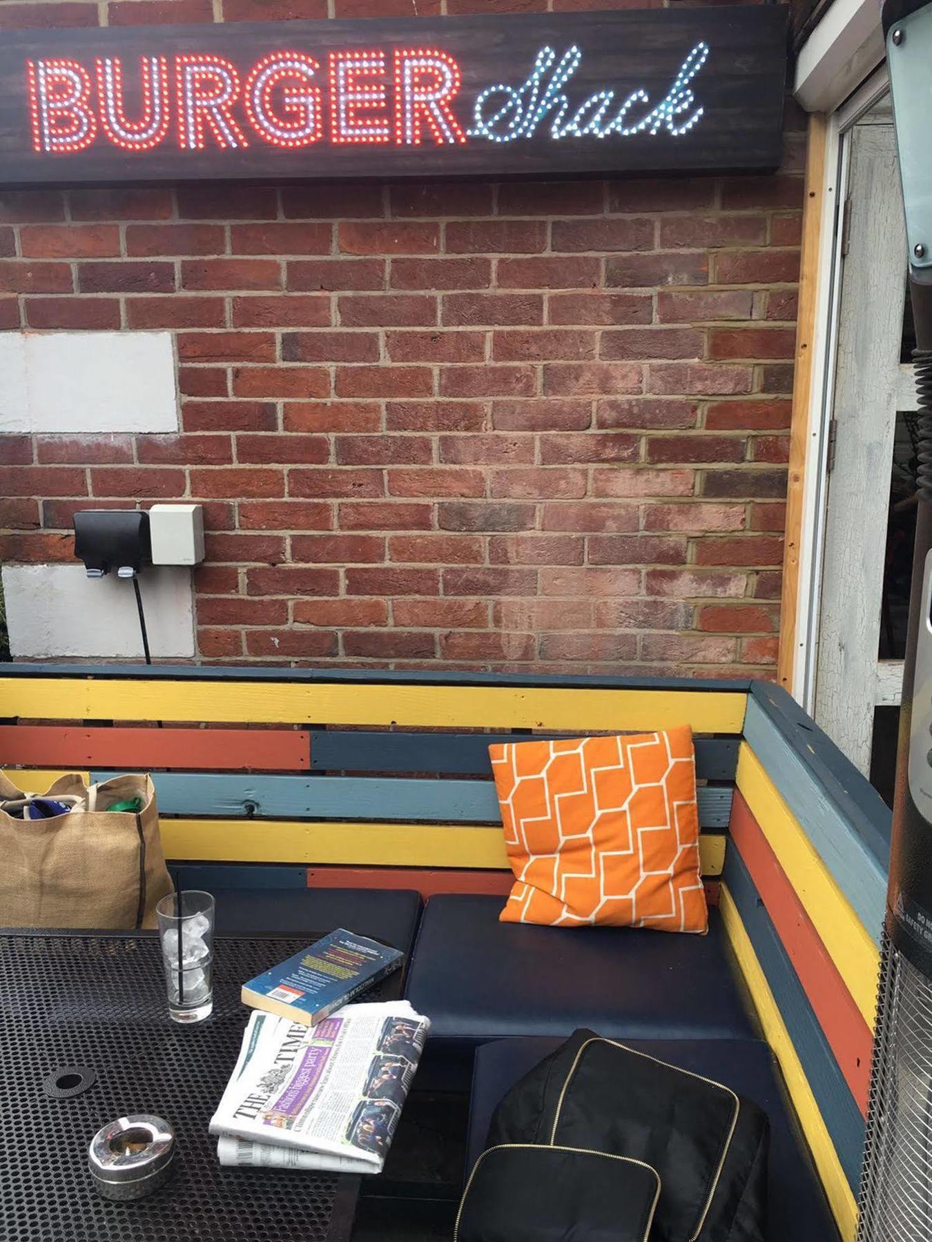 Lovely Garden Apartment In Wimbledon Town Centre With Private Parking By Wimbledon Holiday Lets Londra Exterior foto