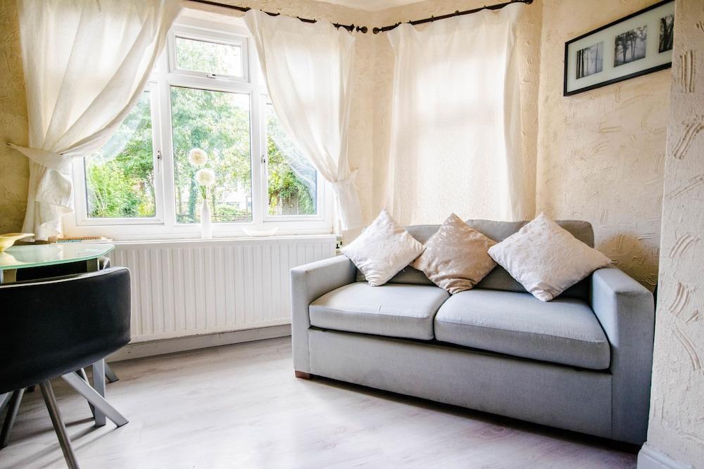Lovely Garden Apartment In Wimbledon Town Centre With Private Parking By Wimbledon Holiday Lets Londra Exterior foto